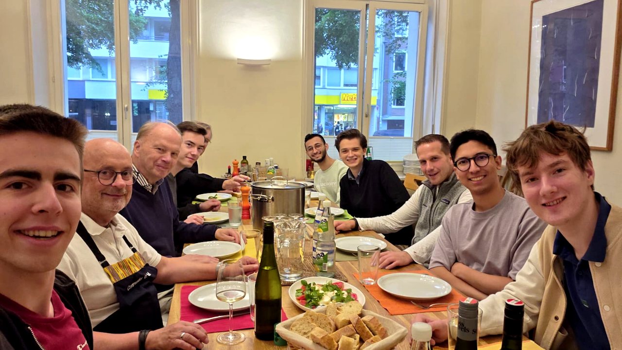 Gemeinsames Abendessen im Esszimmer des Hauses