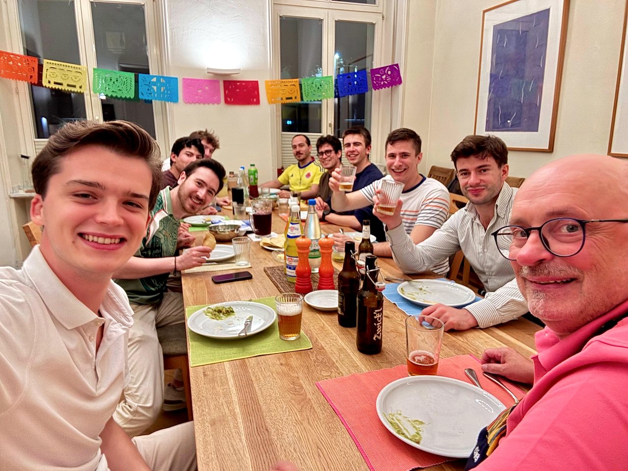 Festlich geschmückter Abend am Esstisch des Hauses