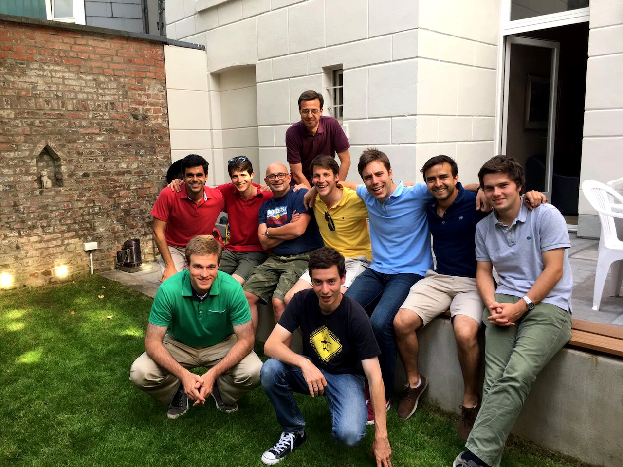 Gruppenbild der Hausgemeinschaft im Garten