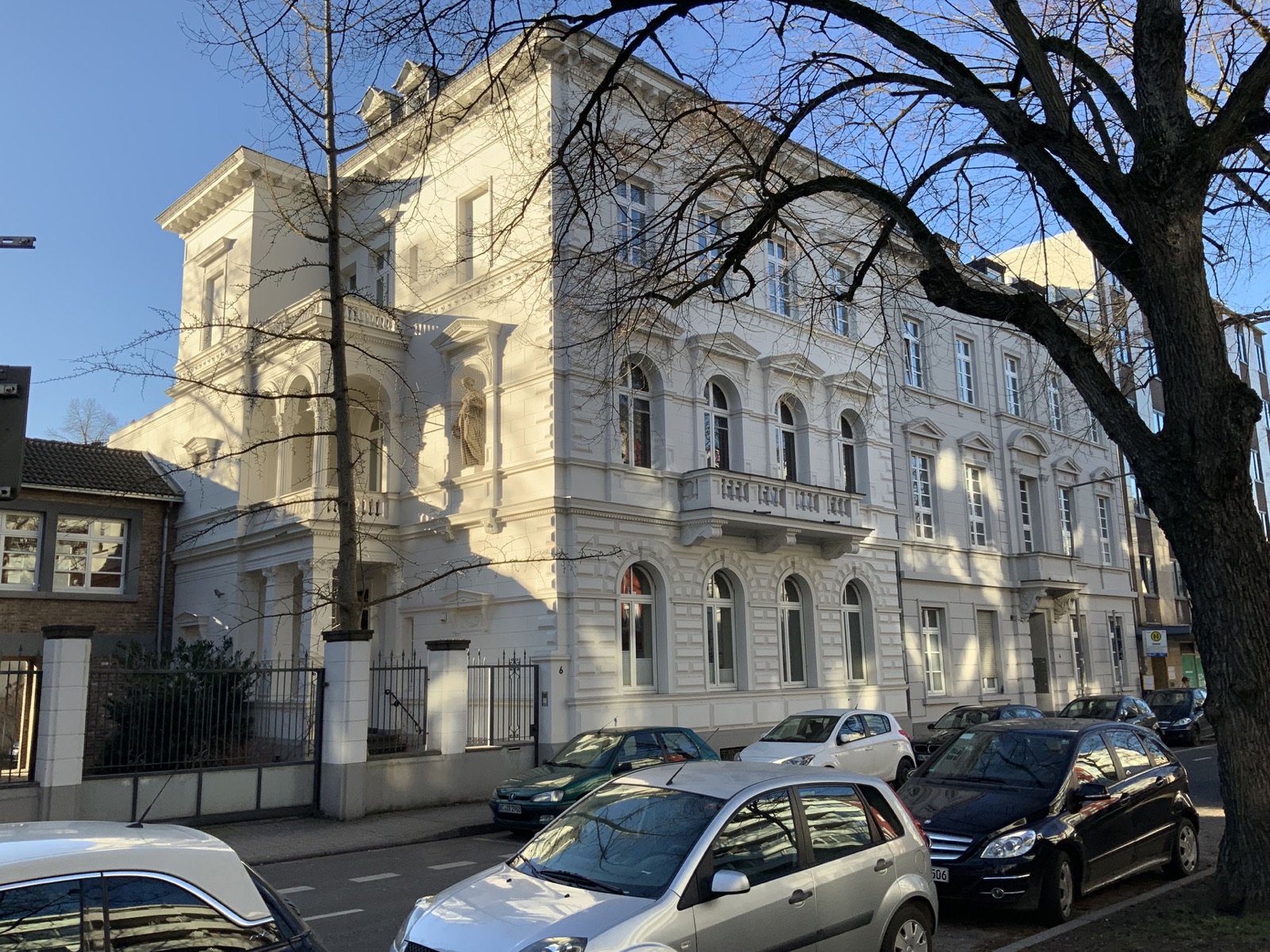 Das Haus Erk in der Oppenhoffallee, von der Straße gesehen