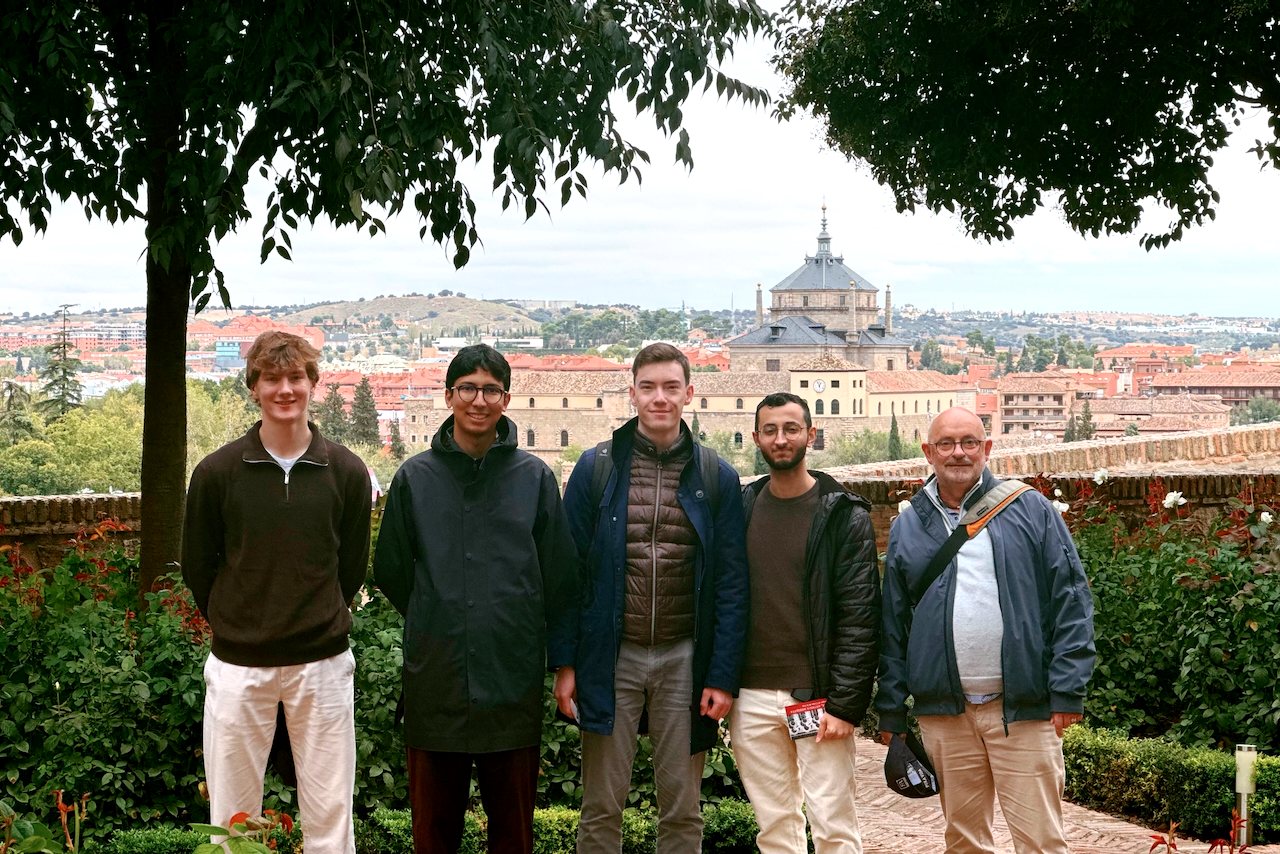 Gruppenbild auf der Reise nach Madrid, im Hintergrund die Stadt