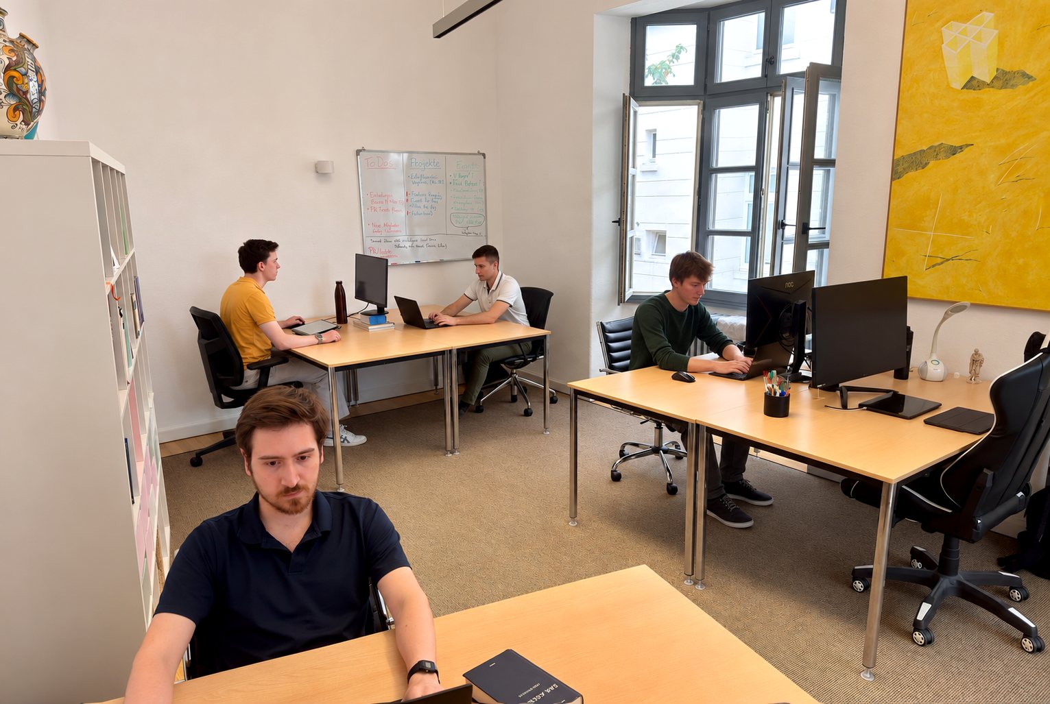 Studenten an den Arbeitsplätzen im Studienraum