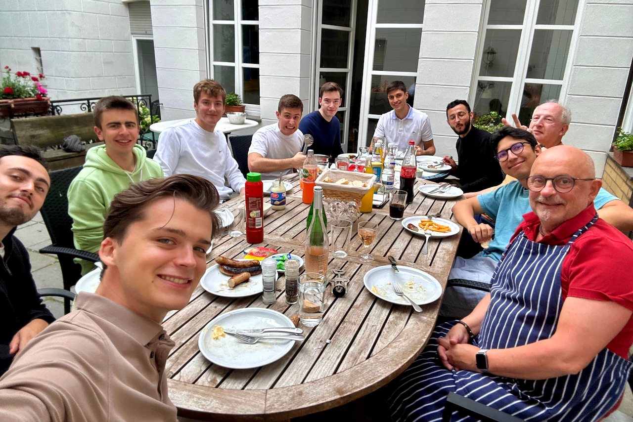 Mittagessen der Hausgemeinschaft auf der Terrasse